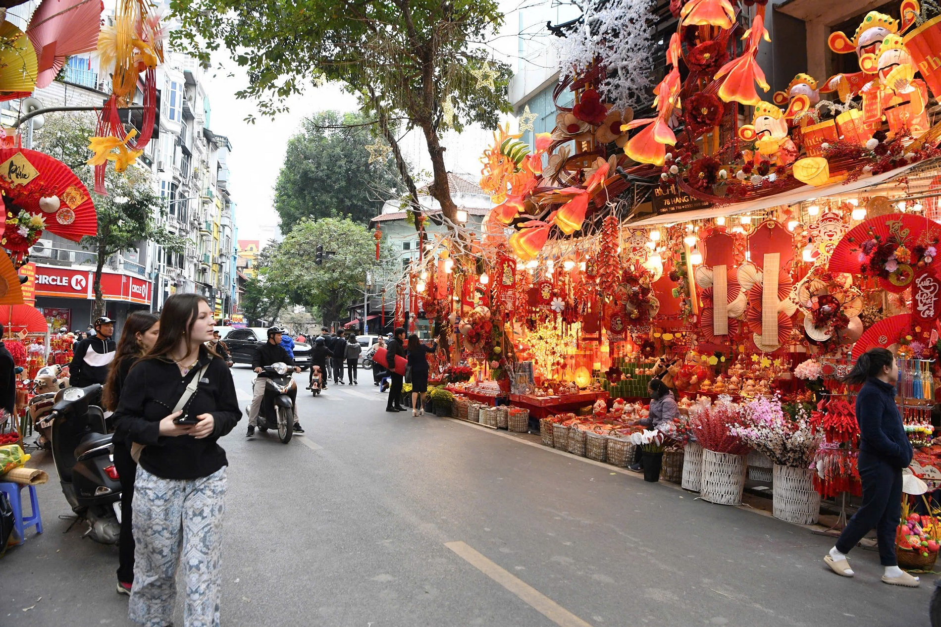 Xuân về trên phố